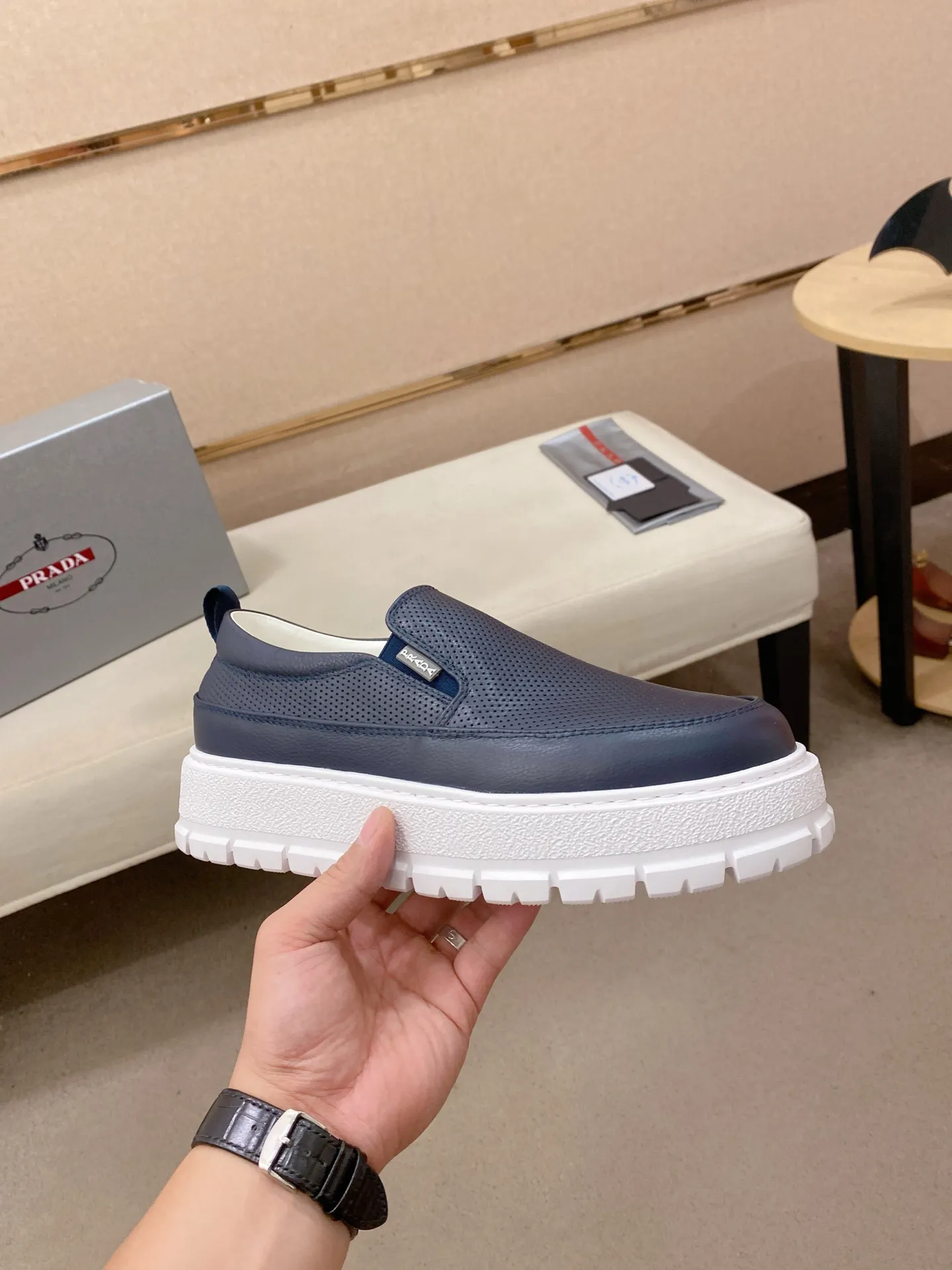 Men's shoes 💰 580💰 ✔️✔️✔️High version High-quality new PRADA (Prada) counters are launched simultaneously, new men's shoes, 😘fabrics are selected from first-layer cowhide fabrics. Lining: Imported cowhide leather lining. 👍🏿High-end☄️Open-molded non-slip rubber outsole, exquisite lines, simple and elegant, comfortable and high-end for leisure travel. Code number: 38 to 45